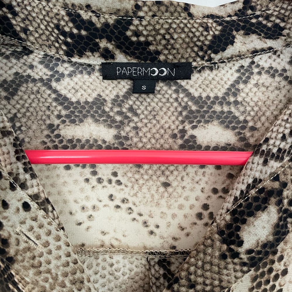 blouse - Picture 2 of 3